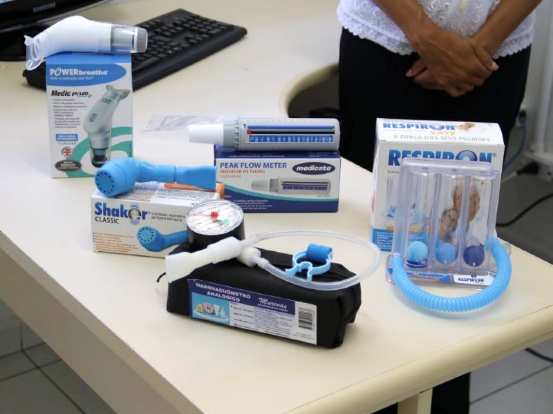 Foto dos equipamentos entregues pela Secretaria Municipal da Pessoa com Deficiência para serem usados na reabilitação de pacientes em recuperação de Covid-19. Os equipamentos estão dispostos sobre uma mesa branca